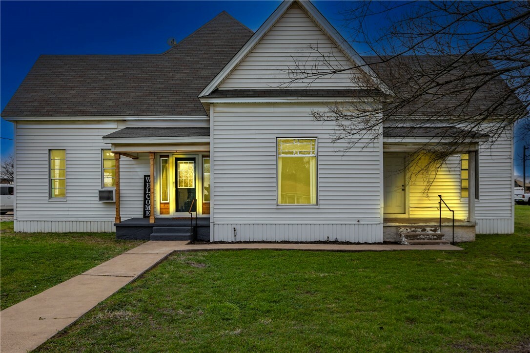 Property Photo:  401 W Pine Street  TX 76621 