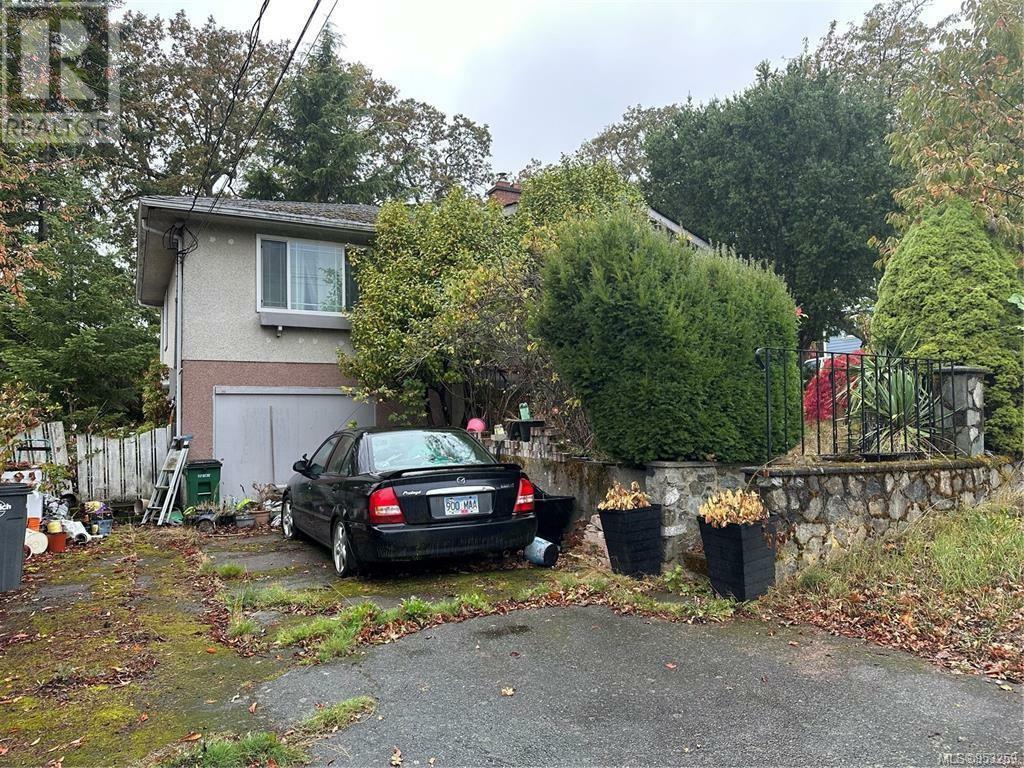 Property Photo: 3480 Bethune Avenue BC V8X 1W2