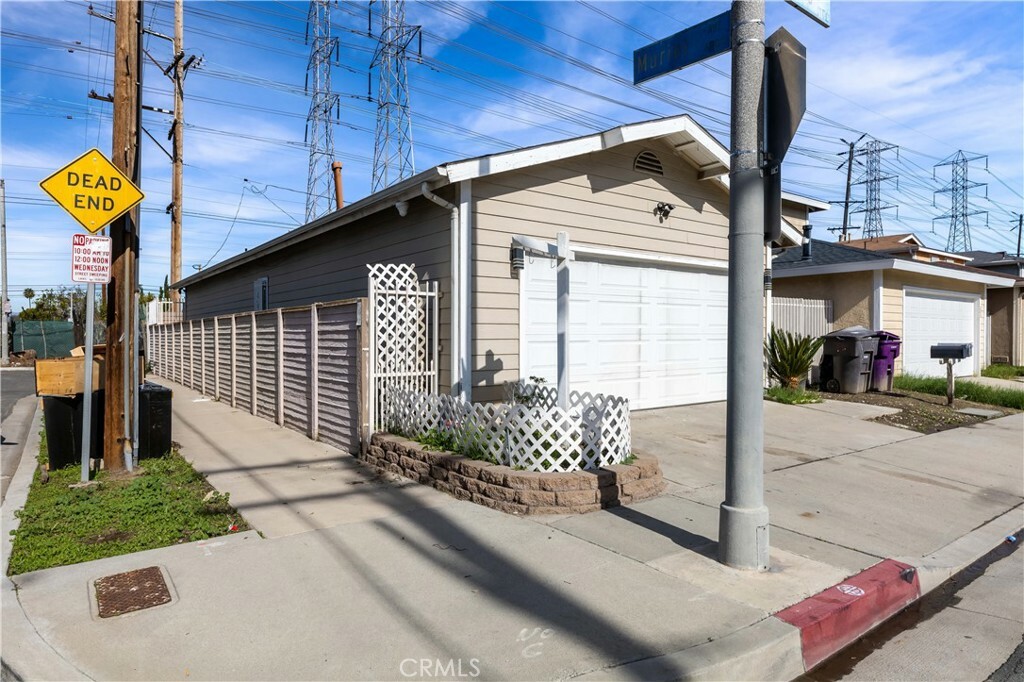 Property Photo:  201 Orleans Way  CA 90805 