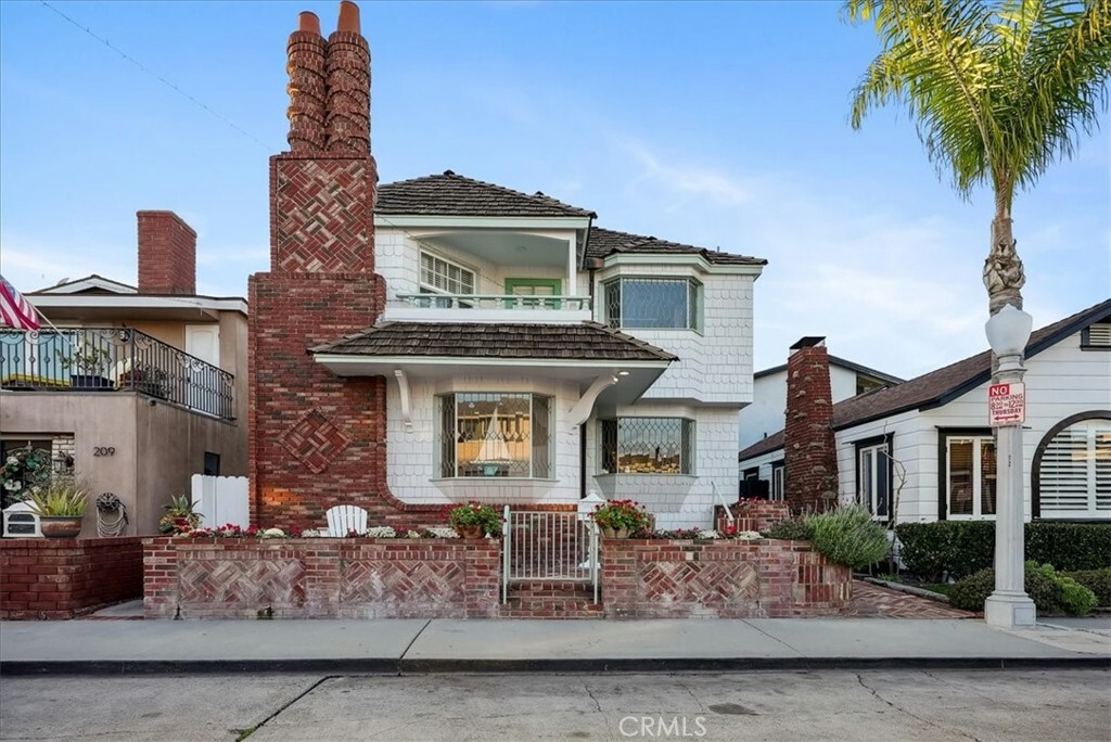 Property Photo: 211 Pearl Avenue CA 92662