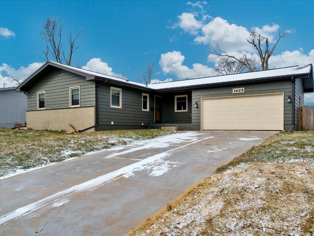 Property Photo:  1625 Sherbrook Drive NE  IA 52402 