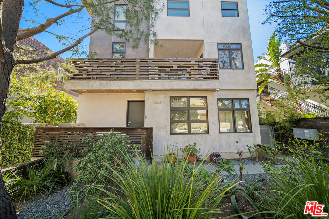 Property Photo:  1663   Selby Ave 1  CA 90024 