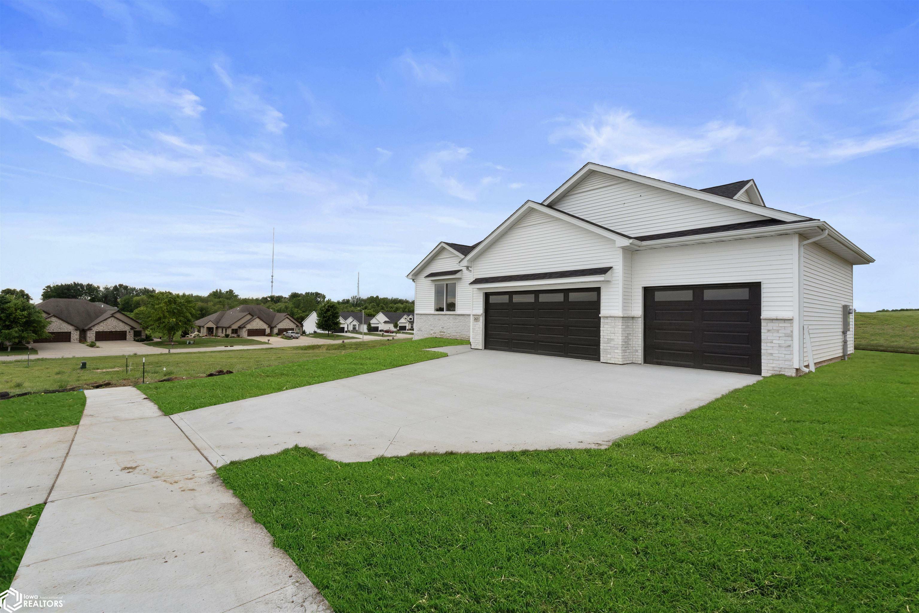 Property Photo:  2621 Knollway Drive  IA 50158 