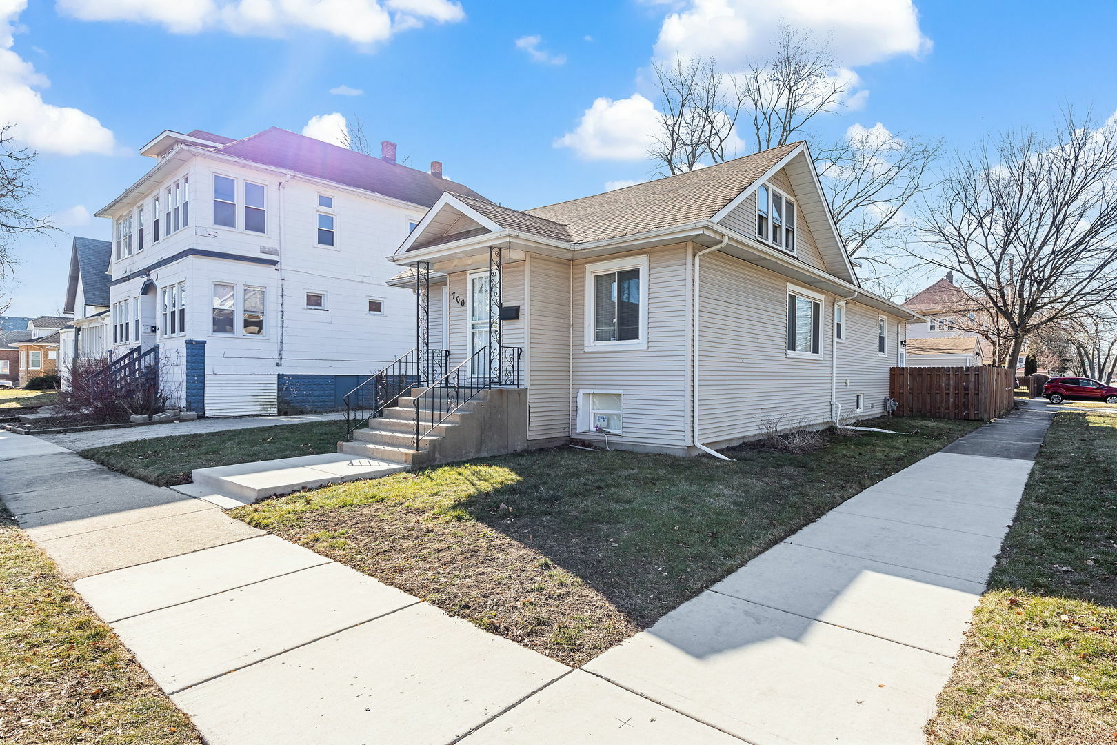 Property Photo:  700 S 6th Avenue  IL 60153 