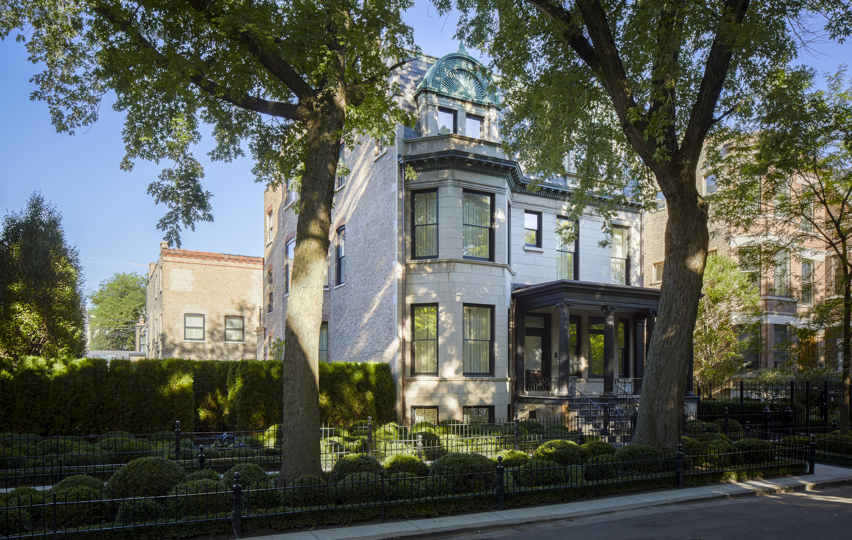 Property Photo:  2026 N Kenmore Avenue  IL 60614 