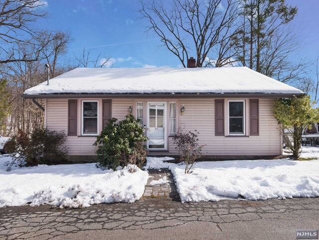 24 Glenwild Avenue  Bloomingdale NJ 07403 photo