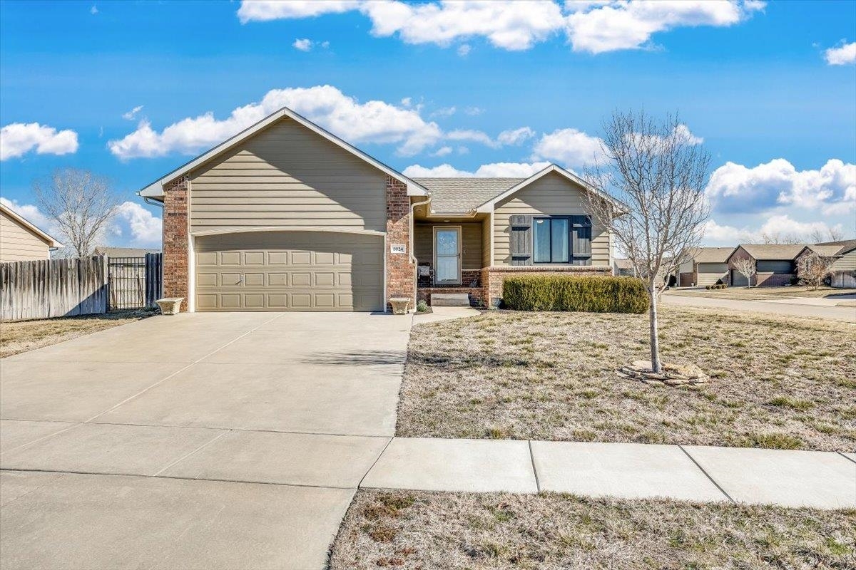 Property Photo:  1024 E Winding Lane St  KS 67037 