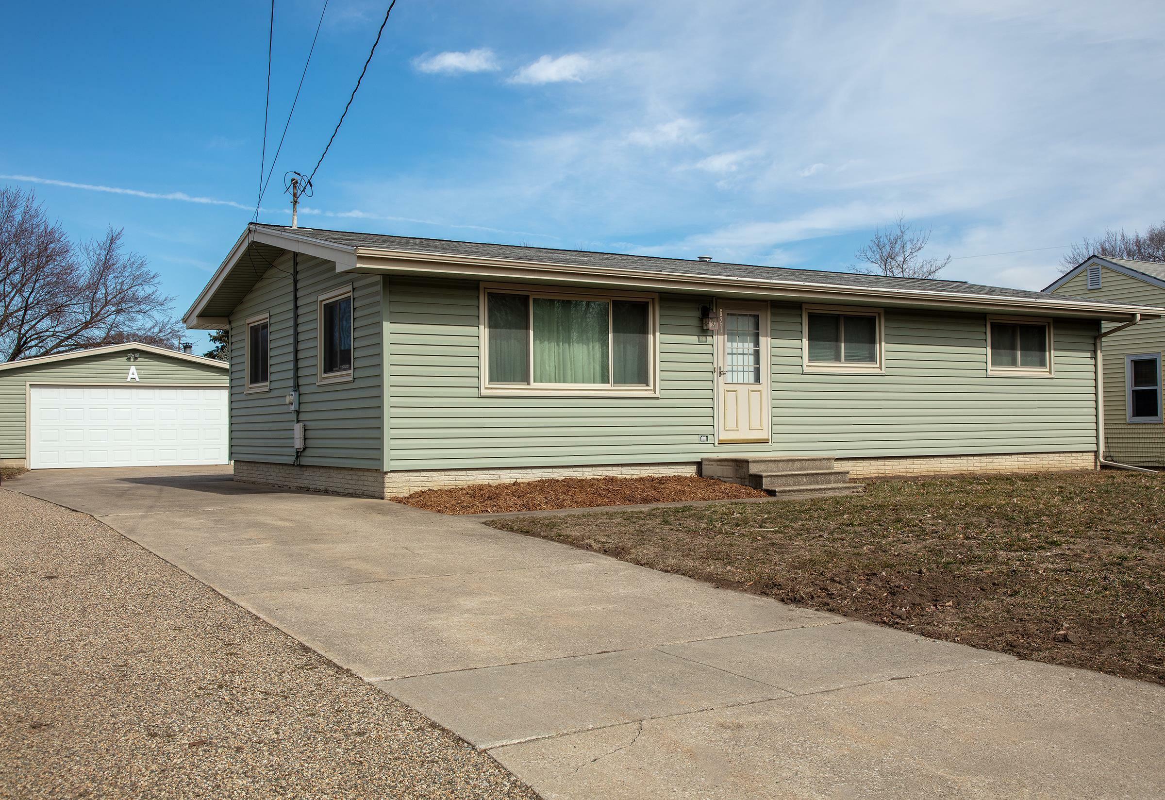 Property Photo: 627 East End Avenue IA 50707