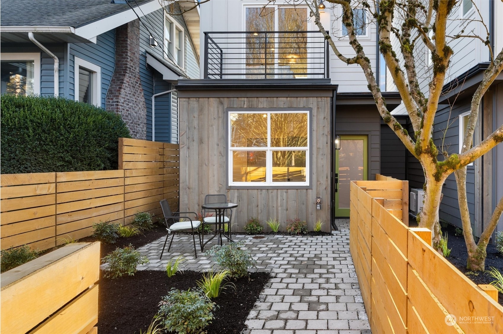Property Photo: 2705 B NE 54th Avenue WA 98105