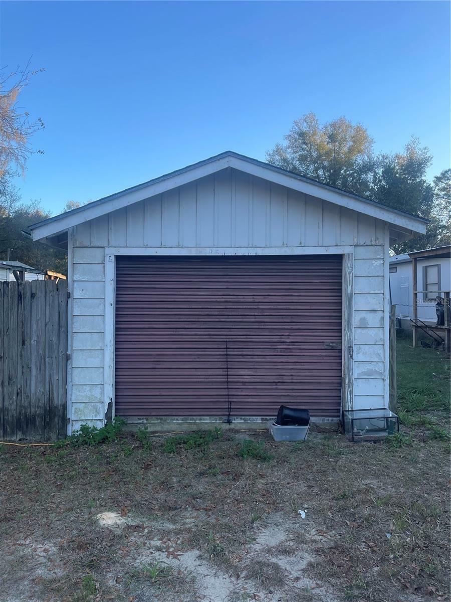 Property Photo: 15850 NE 2nd Place FL 32696