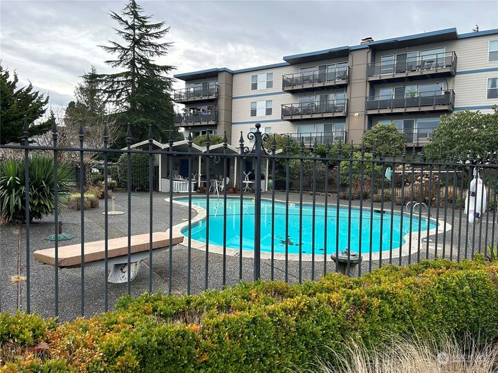 Property Photo:  550 Elm Way 205  WA 98020 
