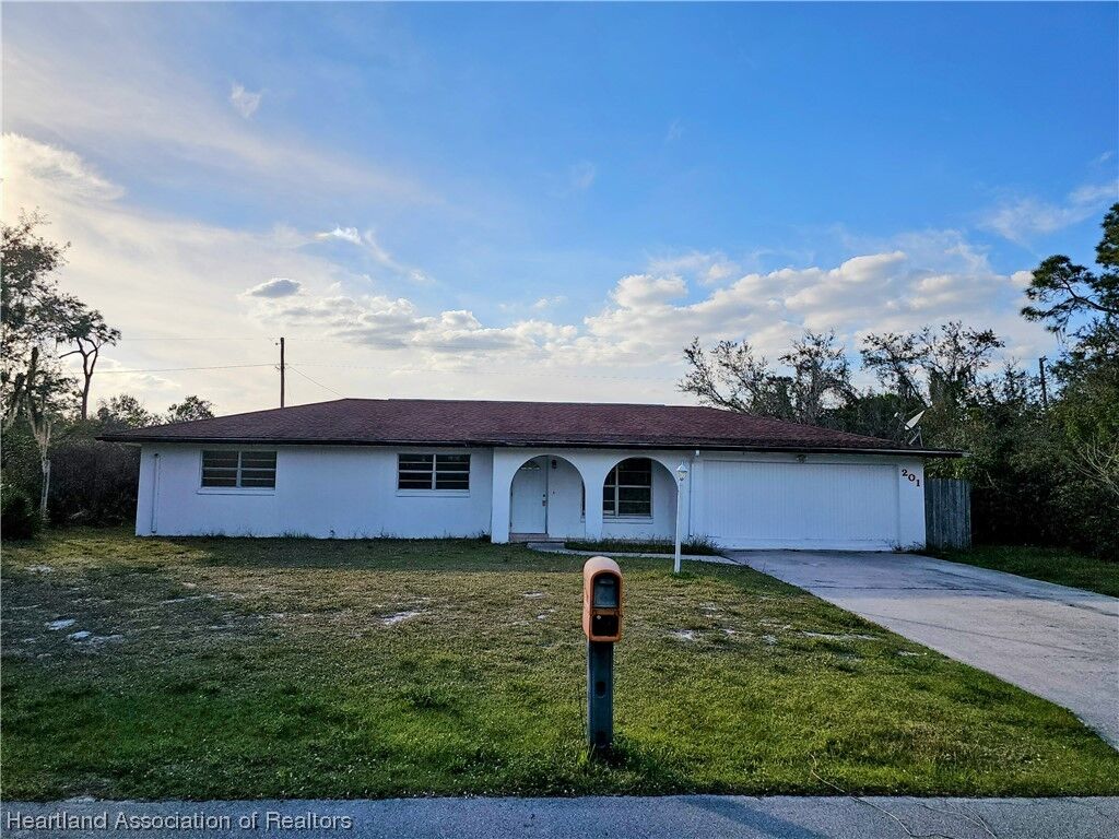 Property Photo:  201 Jupiter Avenue NW  FL 33852 