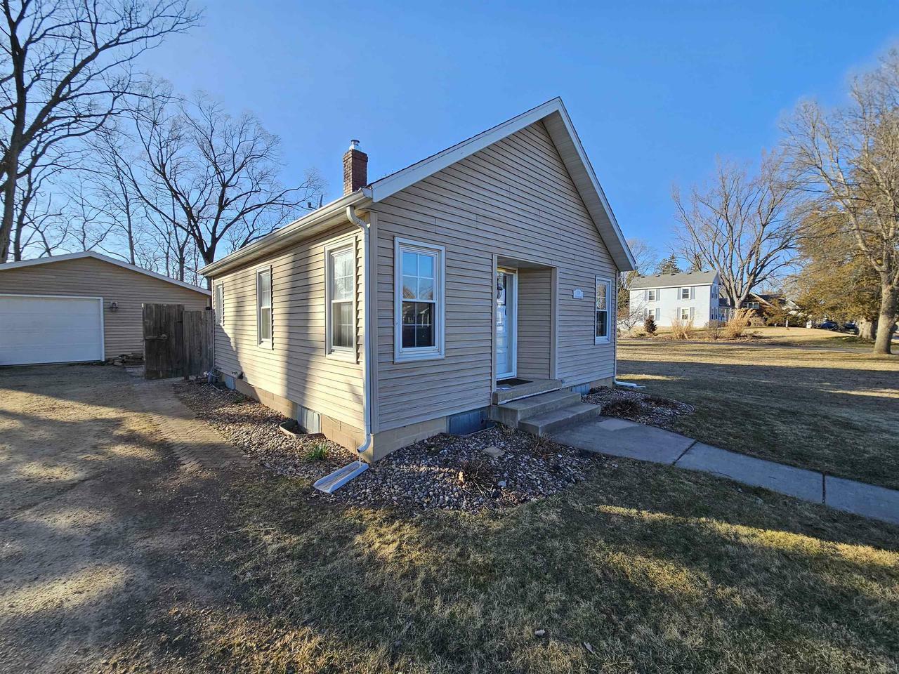 Property Photo:  124 North Wood Street  WI 53588 