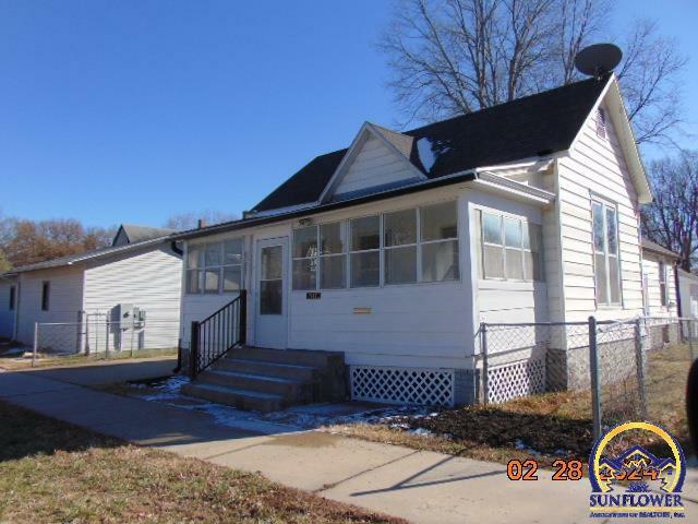 Property Photo:  911 SW 4th St  KS 66606 