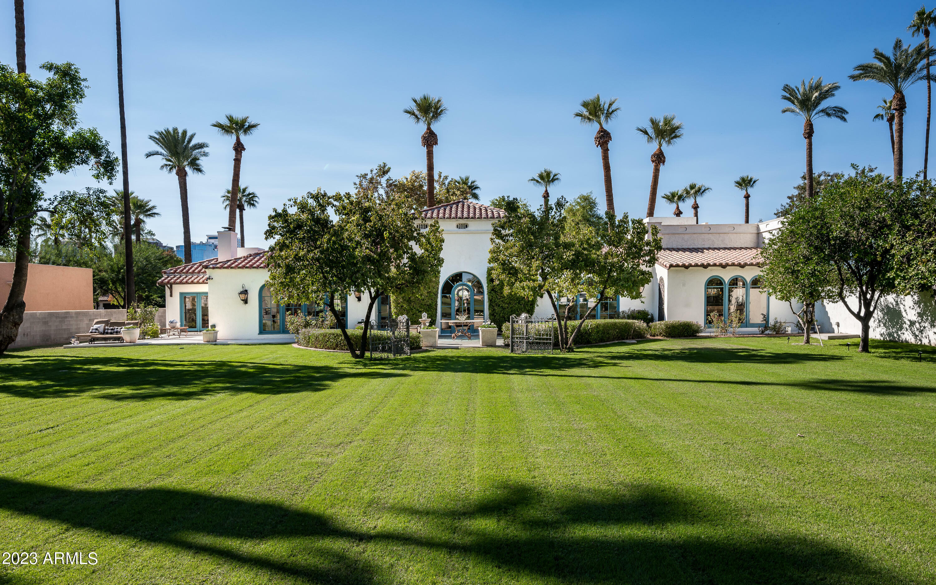 Property Photo:  85 N Country Club Drive  AZ 85014 