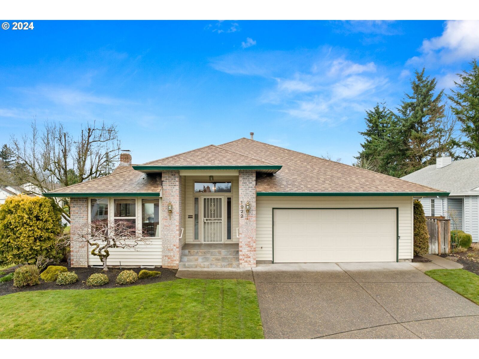 Property Photo: 1922 NE 158th Ct OR 97230