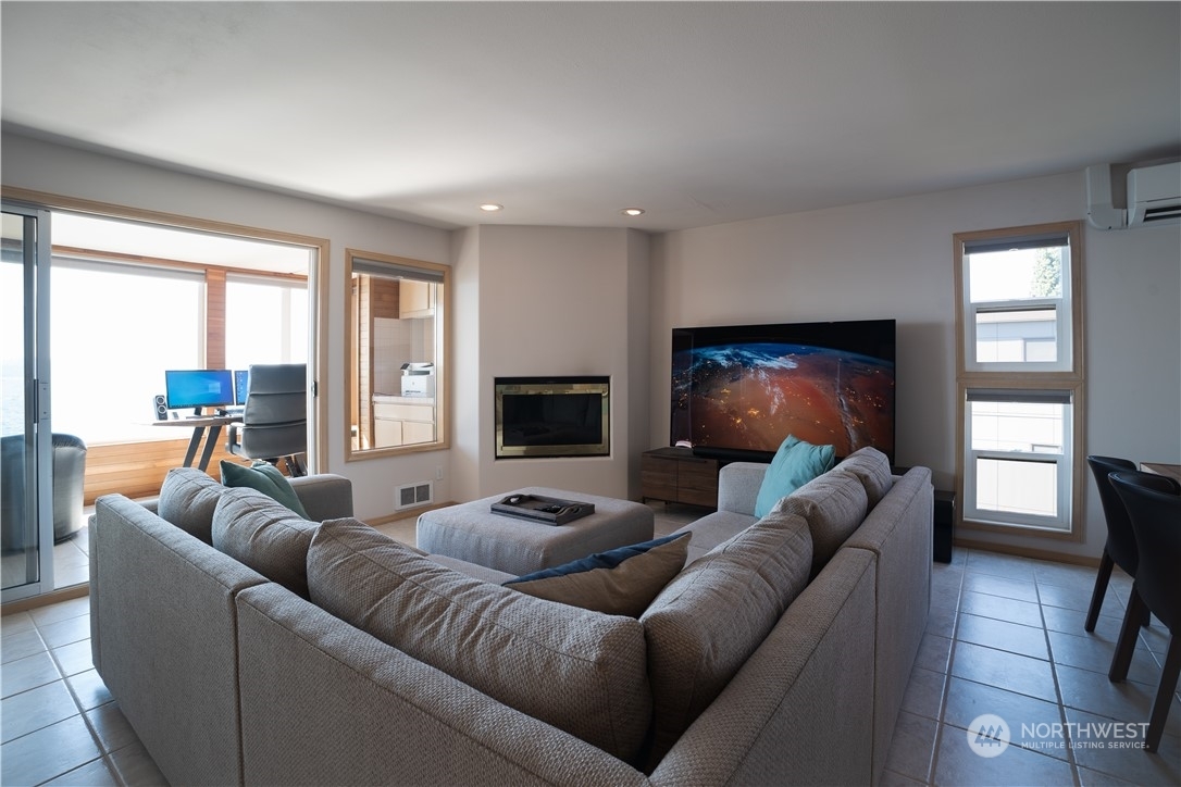 Property Photo: 827 Lake Street 304 WA 98033