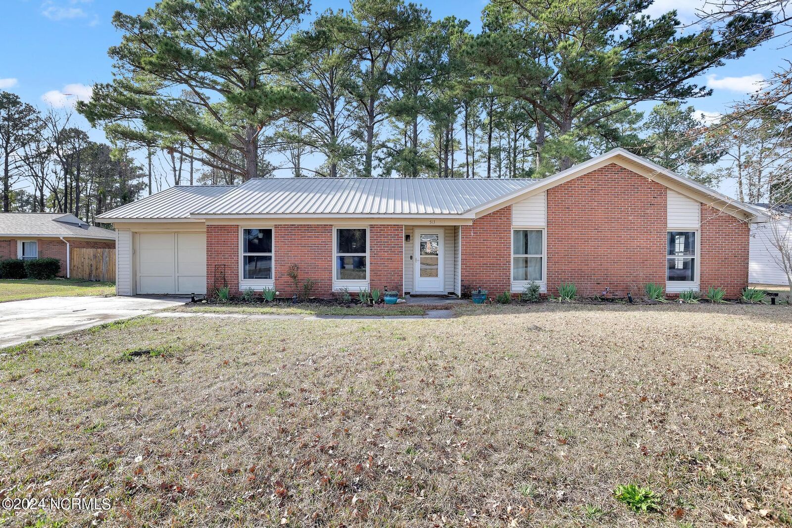 Property Photo:  513 W Springhill Terrace  NC 28546 