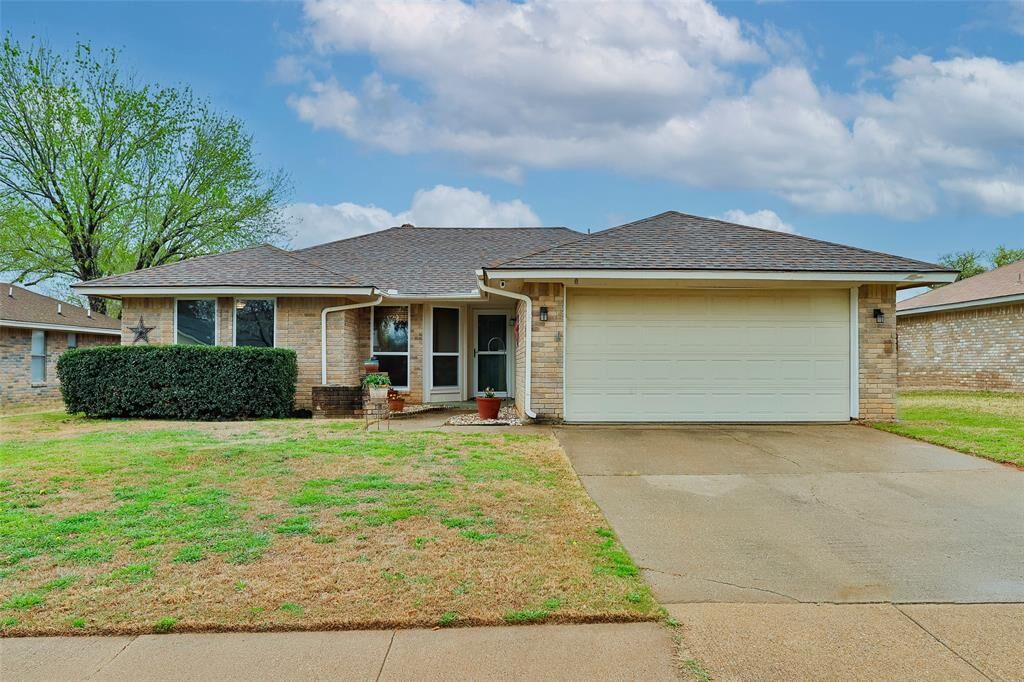Property Photo:  506 Balsam Drive  TX 76039 
