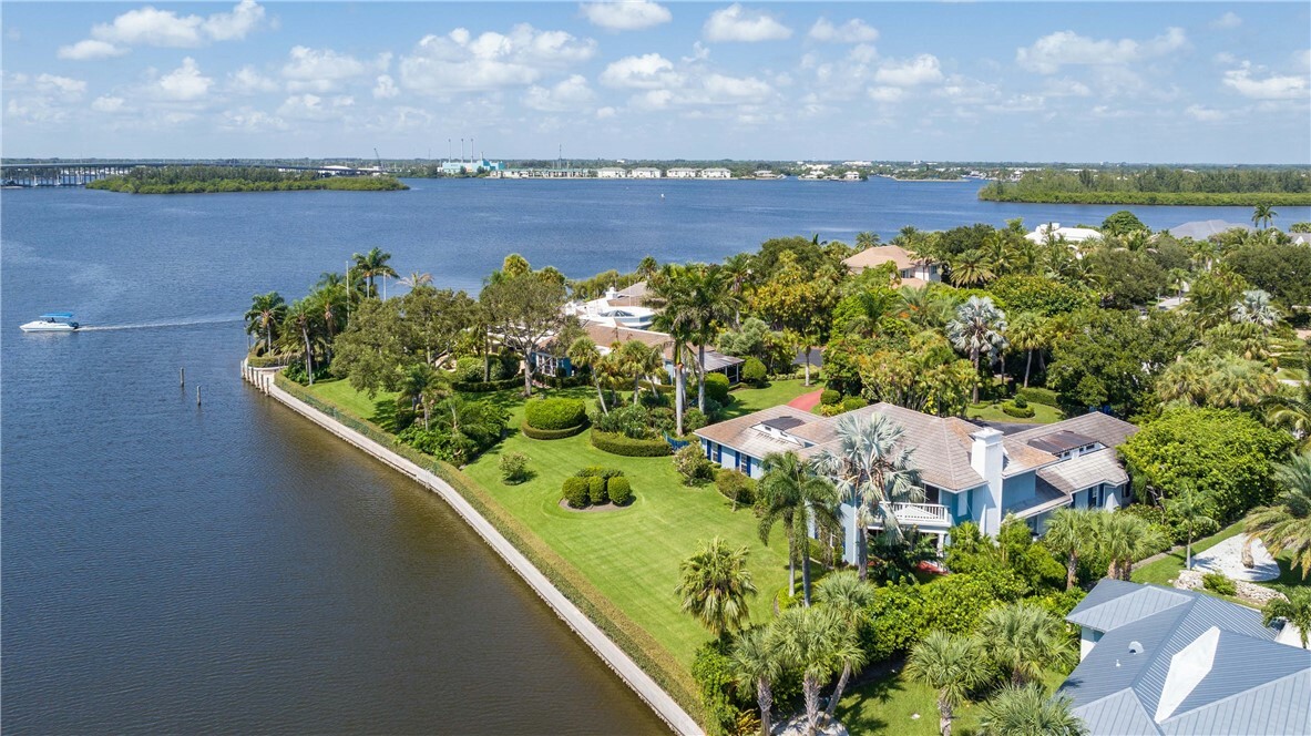 Property Photo:  512 River Drive  FL 32963 