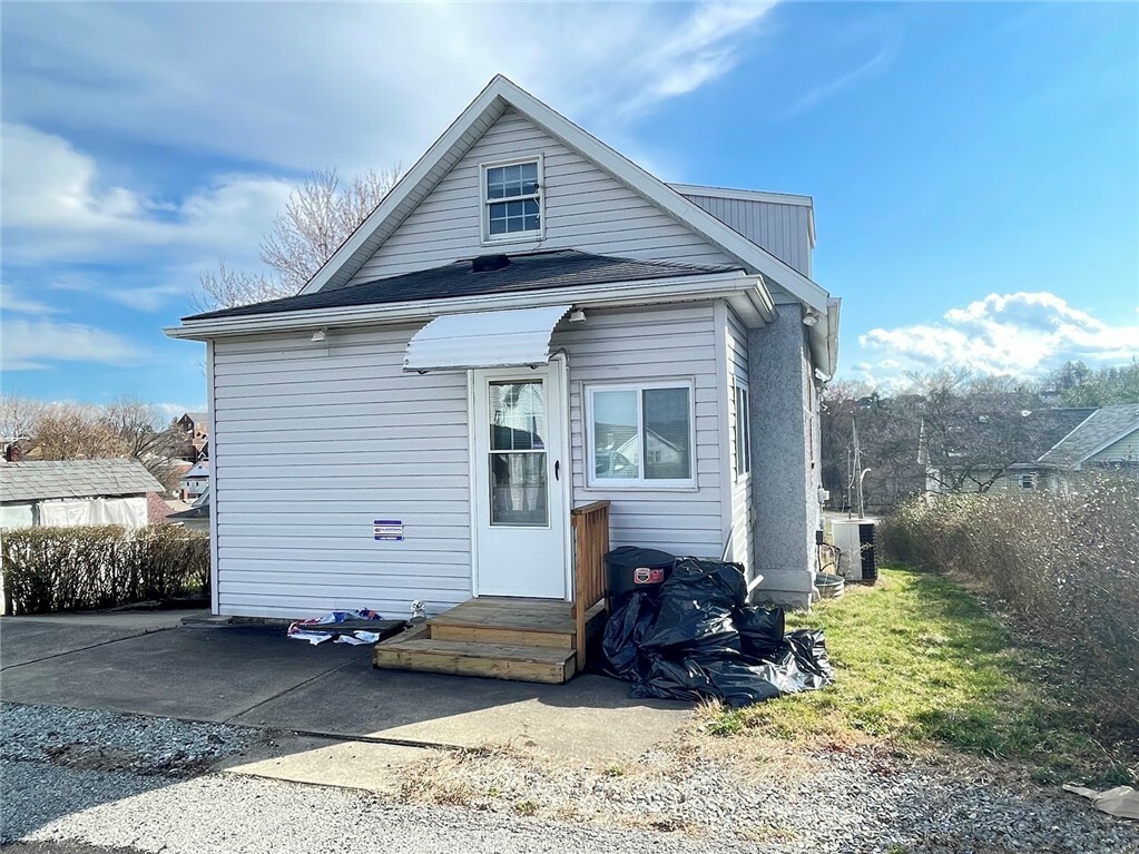 Property Photo:  521 Wylie Ave  PA 15025 