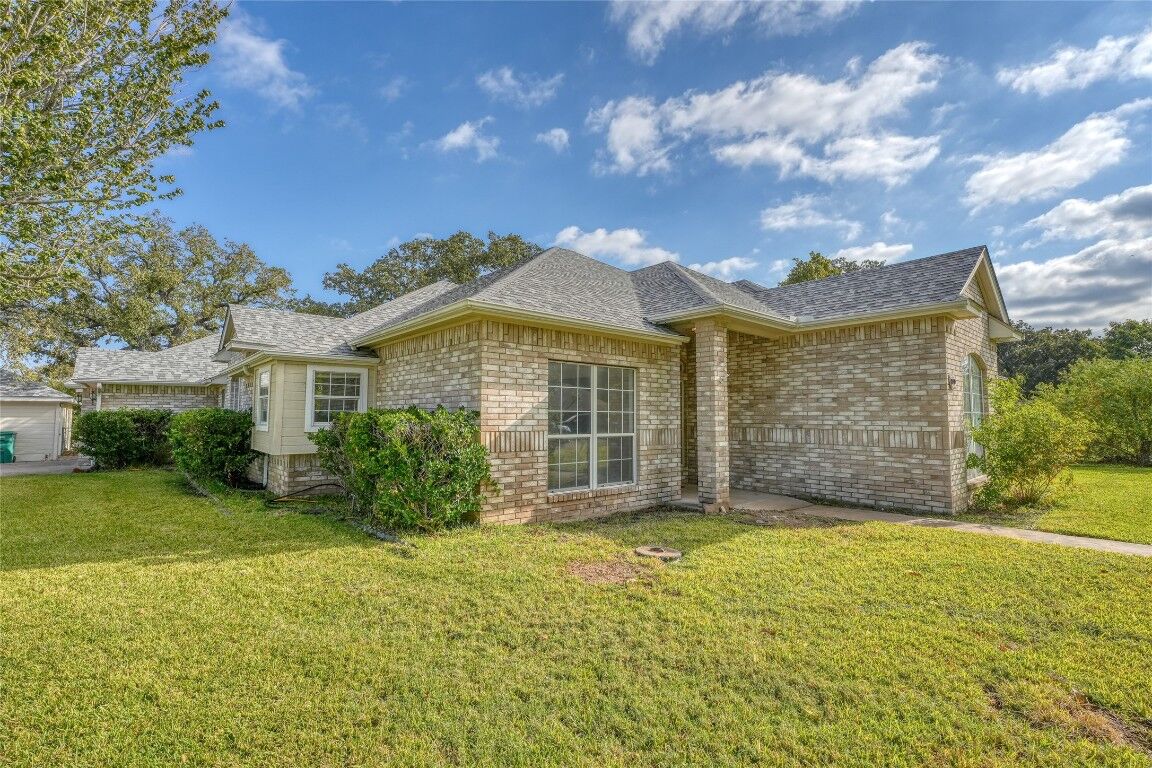 Property Photo:  100 E Oriole Drive  TX 78654 