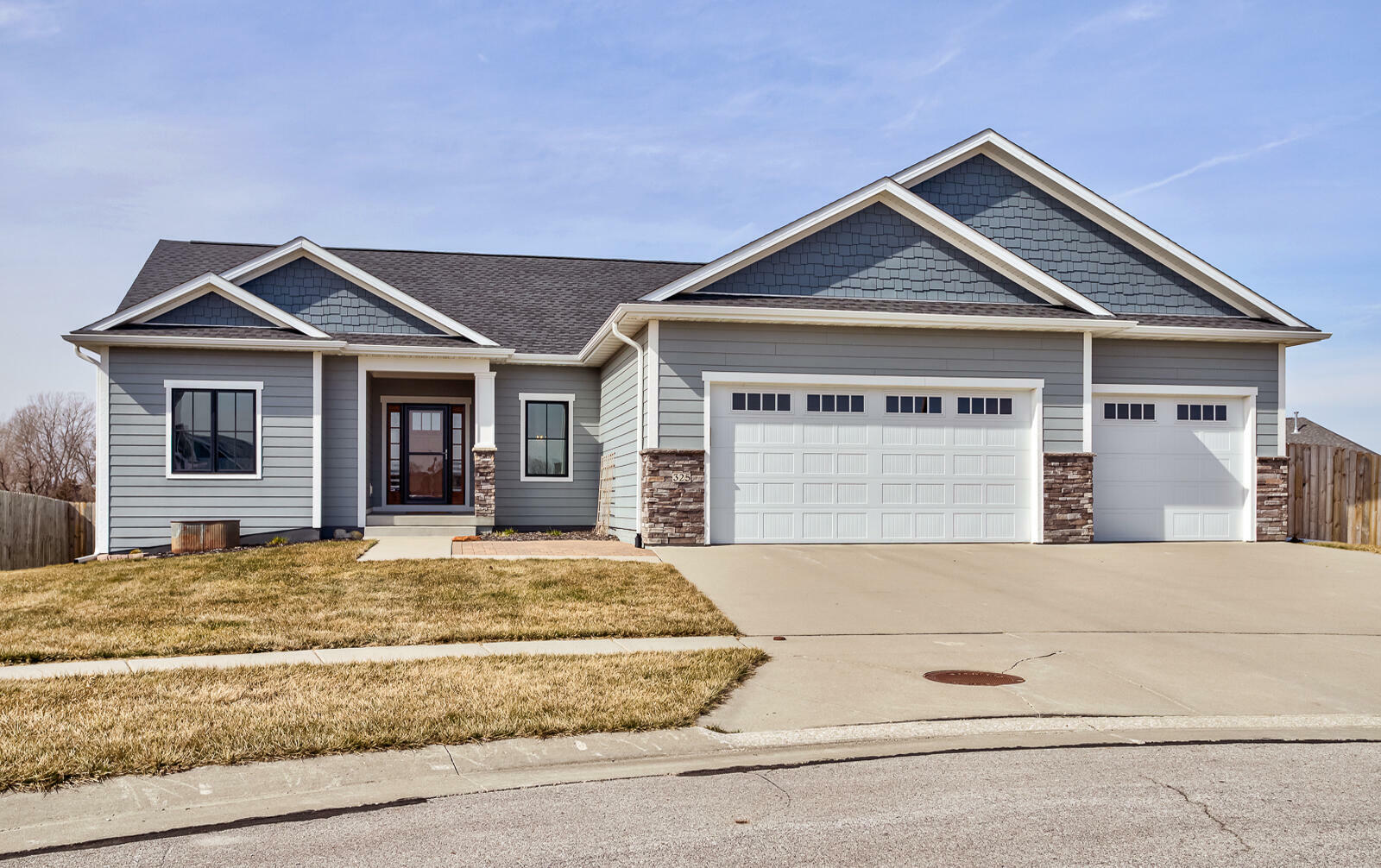 Property Photo:  325 Hawthorne Circle  IA 50105 