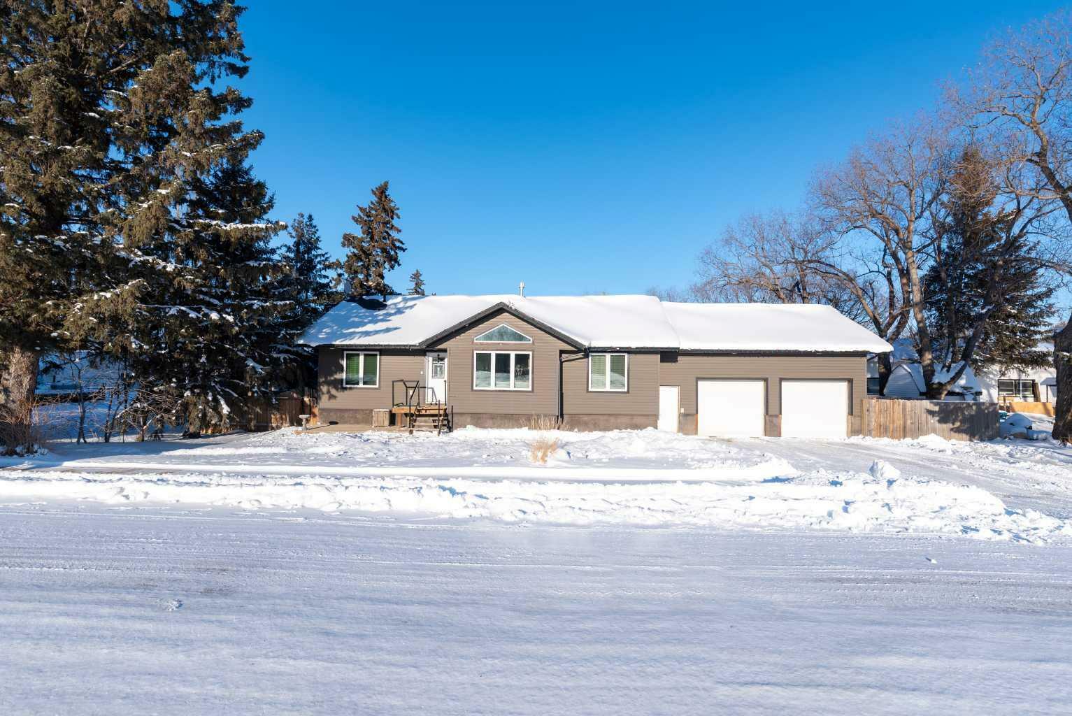Property Photo: 416 Railway Avenue AB T0B 3R0