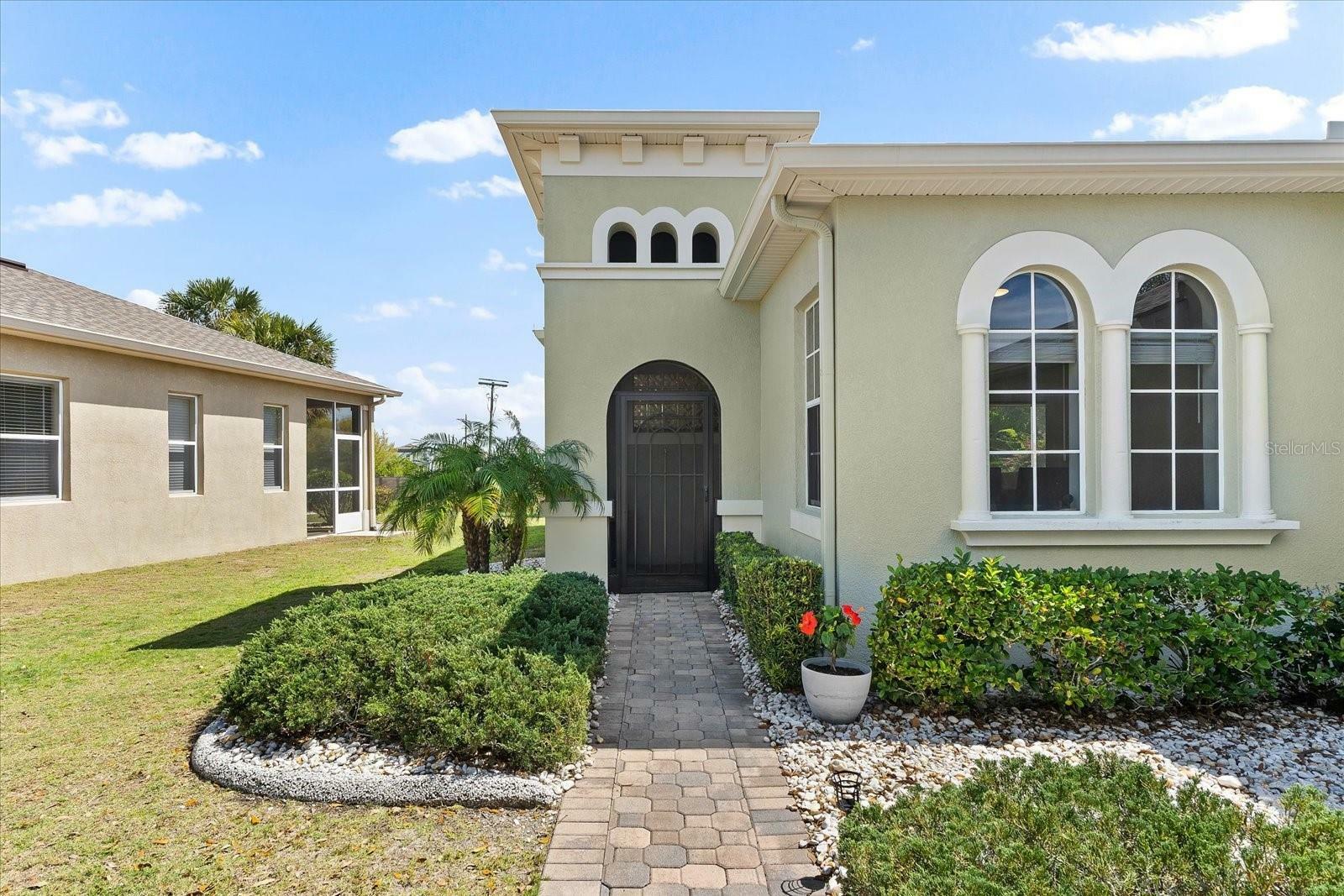 Property Photo:  920 Regal Manor Way  FL 33573 