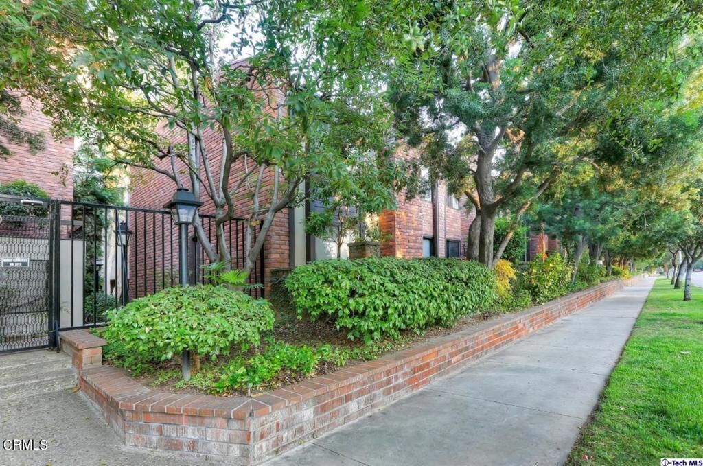 Property Photo:  700 S Lake Avenue 220  CA 91106 