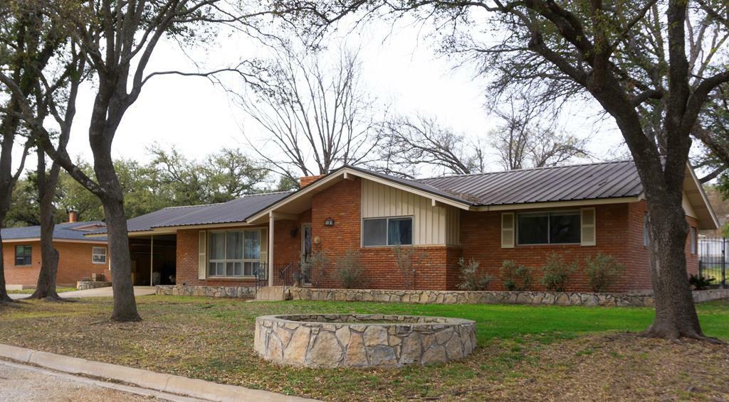 Property Photo:  107 Manor St  TX 76950 