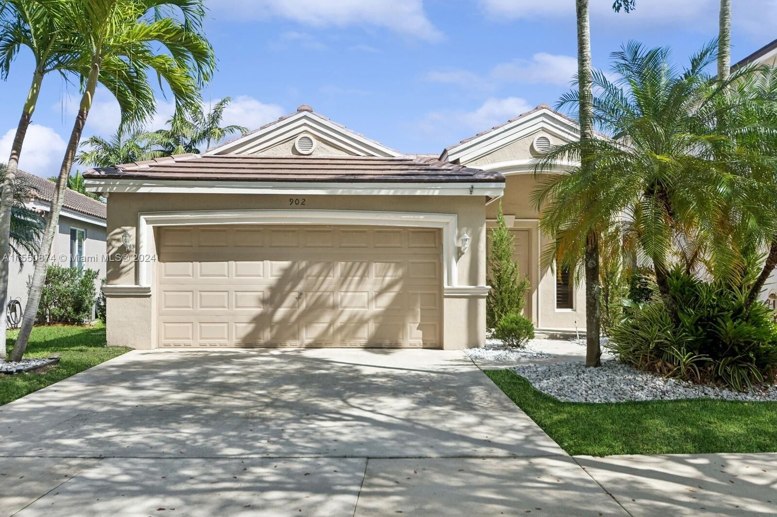 Property Photo:  902 Golden Cane Dr  FL 33327