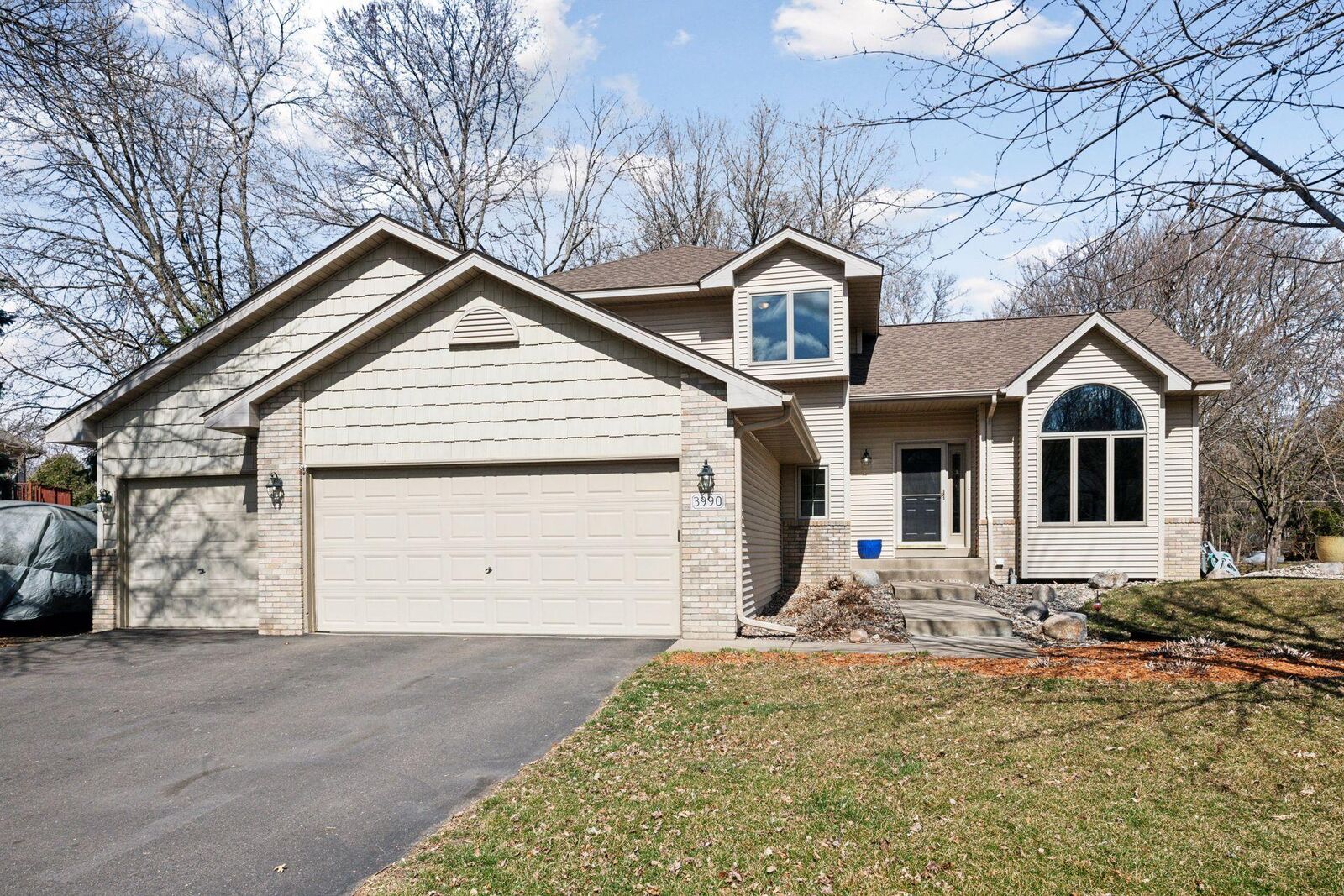 Property Photo: 3990 Country Oaks Drive MN 55331