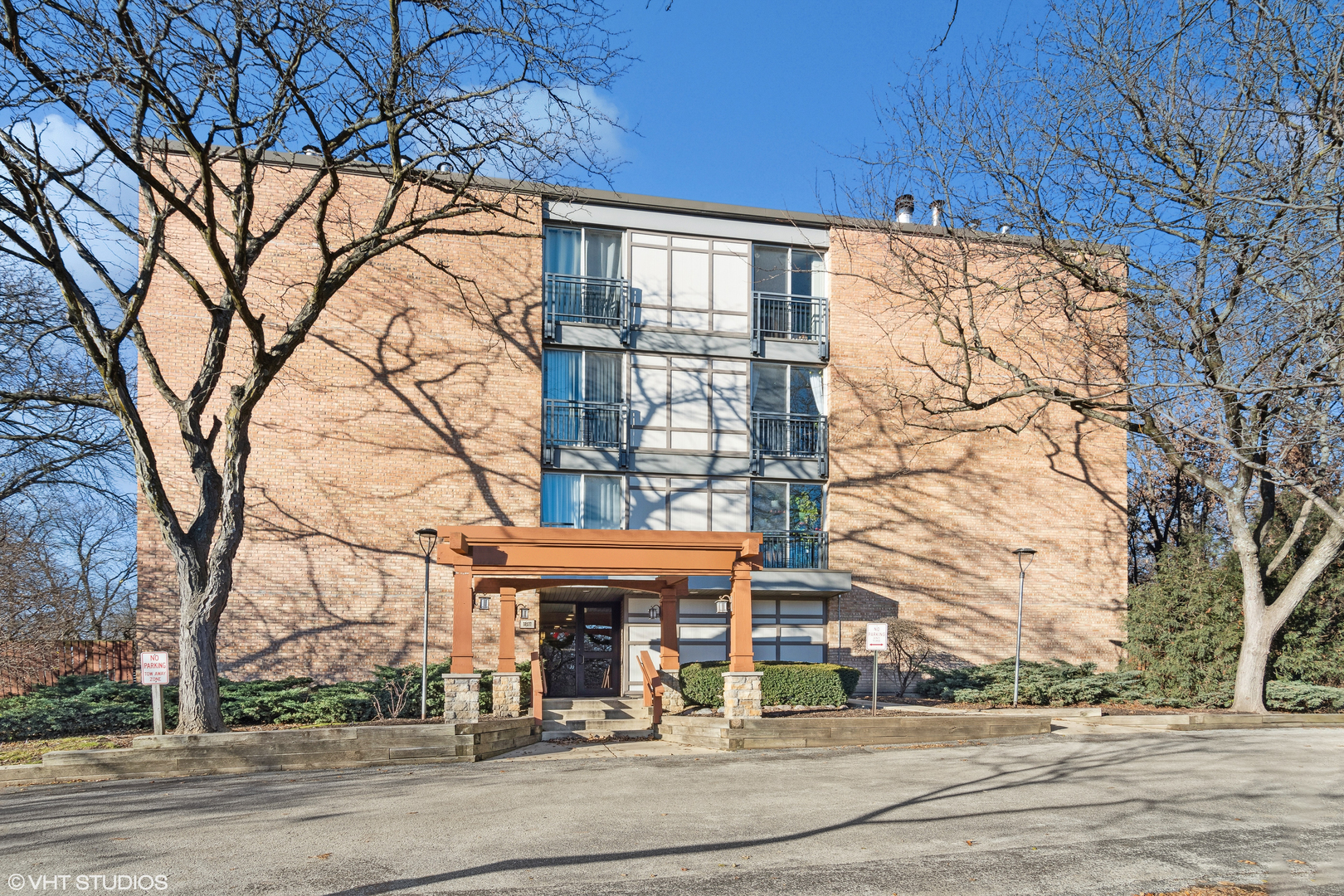 Property Photo: 1811 Four Lakes Avenue 2L IL 60532