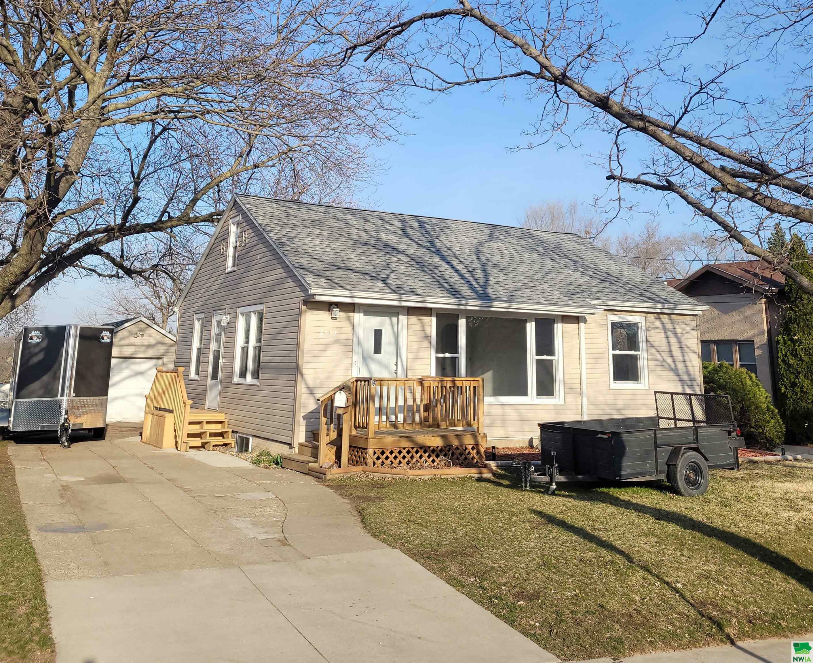 Property Photo:  2417 S Clinton Street  IA 51106 