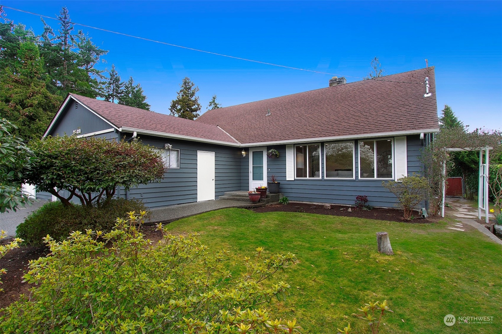 Property Photo:  8420 Maplewood Lane  WA 98026 