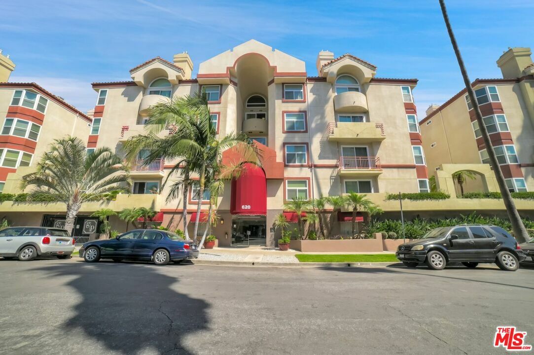 Property Photo:  620  S Gramercy Pl 202  CA 90005 