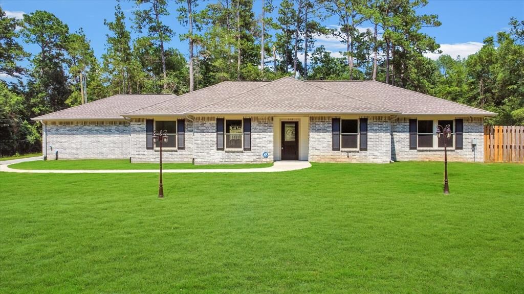 Property Photo:  118 Twin Magnolia  TX 77360 