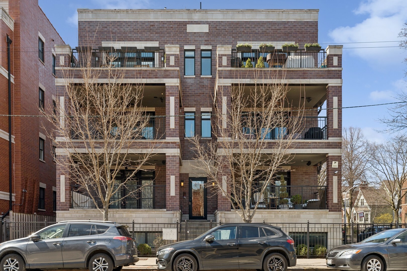 Property Photo: 3222 N Southport Avenue 1N IL 60657