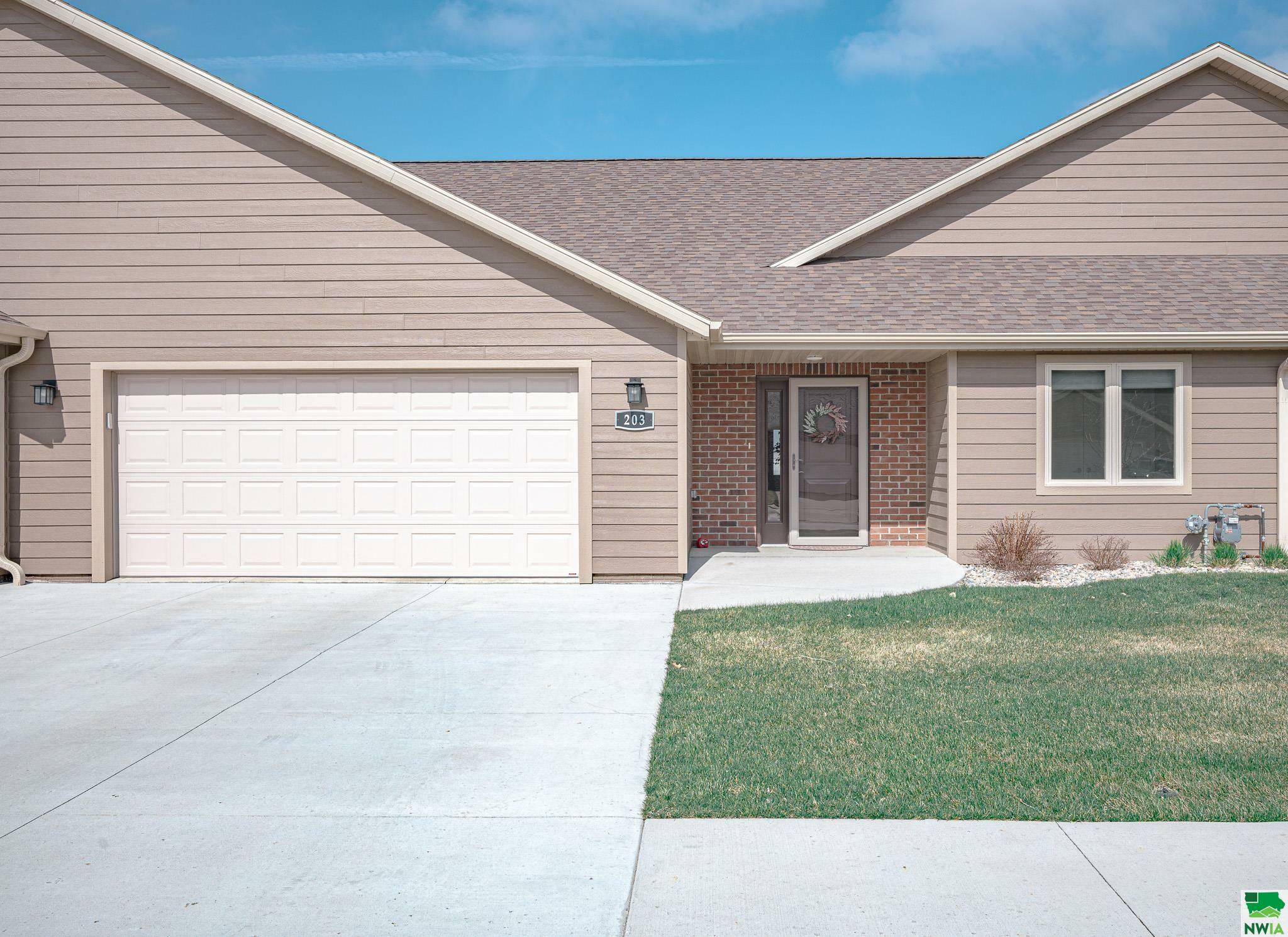 Property Photo:  203 Prairie Bluff Dr.  IA 51054 