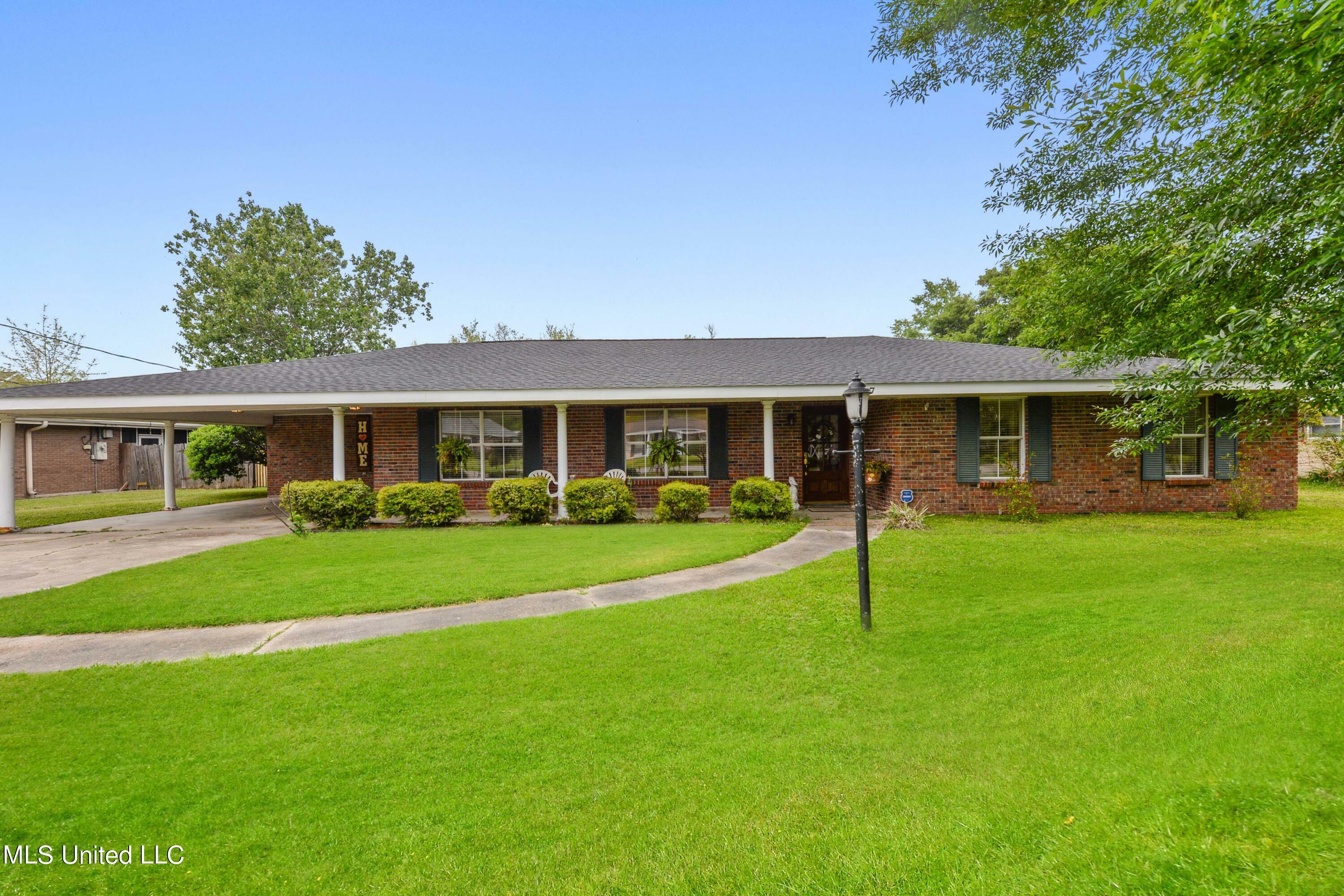 Property Photo:  607 Highland Drive  MS 39520 