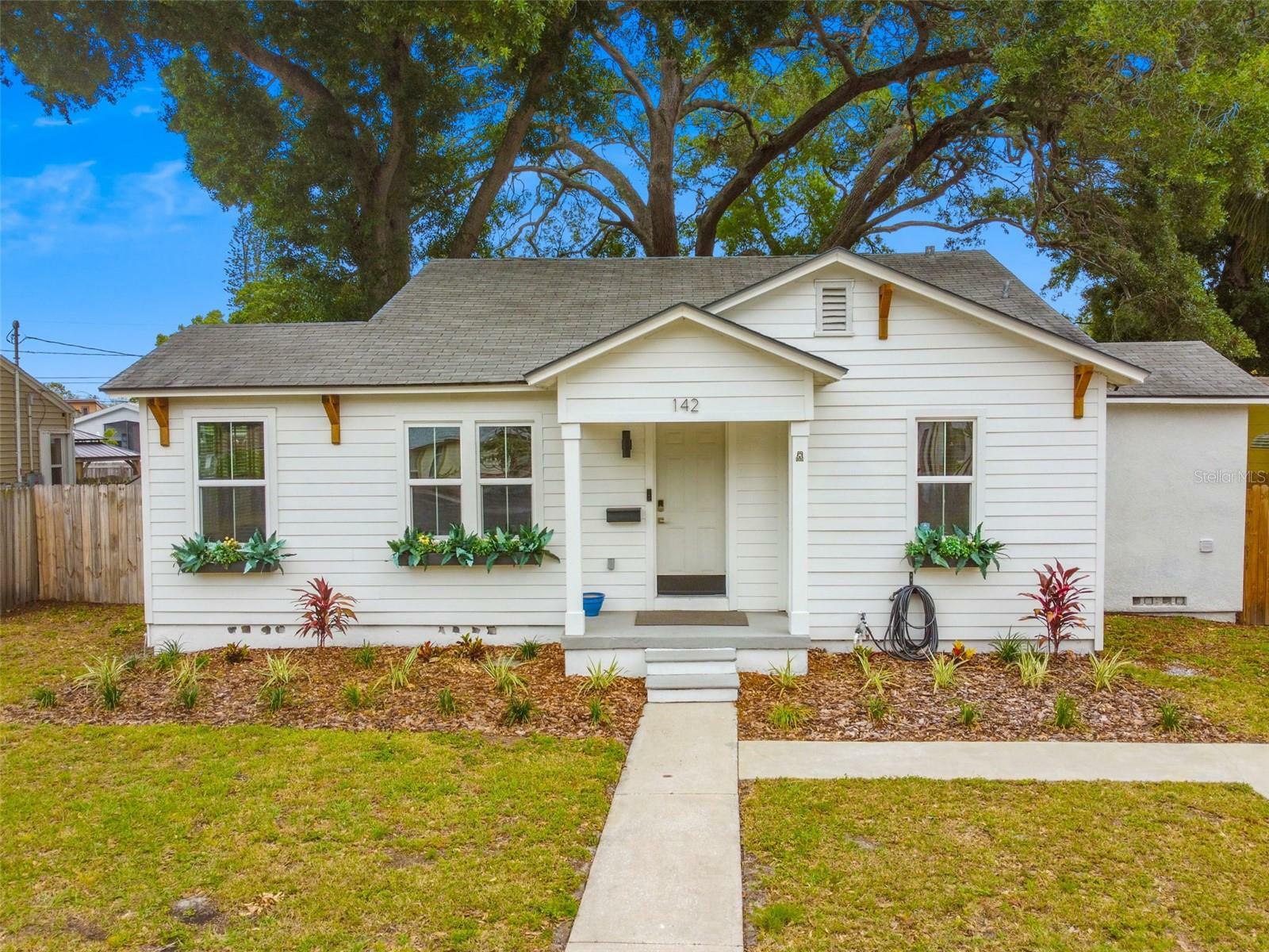 Property Photo:  142 NE Monroe Circle N  FL 33702 