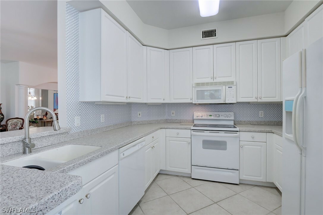 Property Photo:  3880 Forest Glen Boulevard 101  FL 34114 