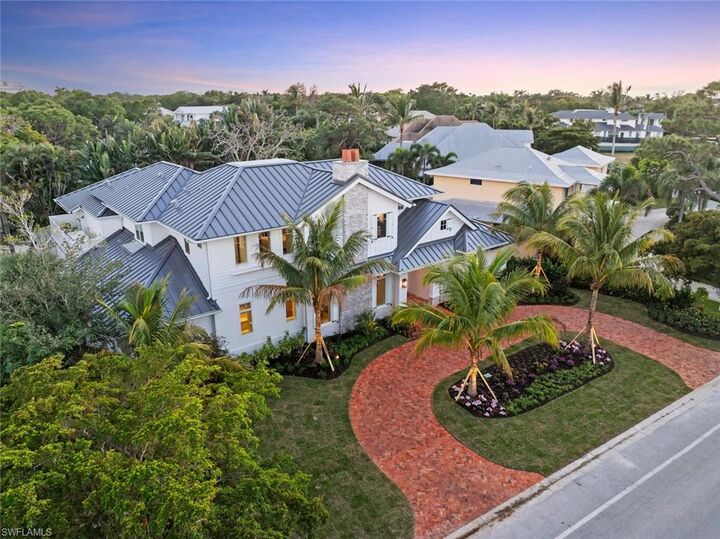 Property Photo: 690 7th Ave N FL 34102