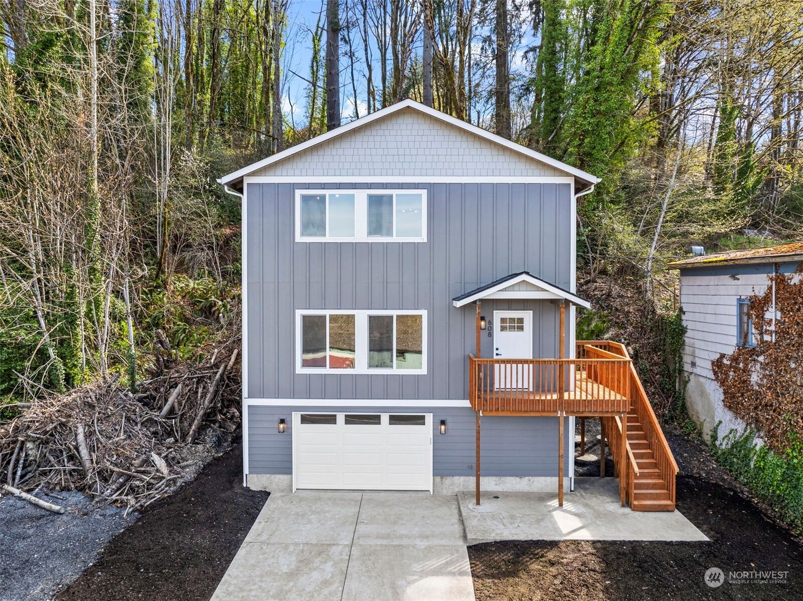 Property Photo:  608 NE 1st Street  WA 98596 