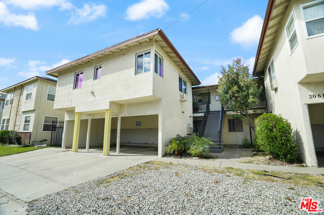 Property Photo: 20617 Hartland St 3 CA 91306
