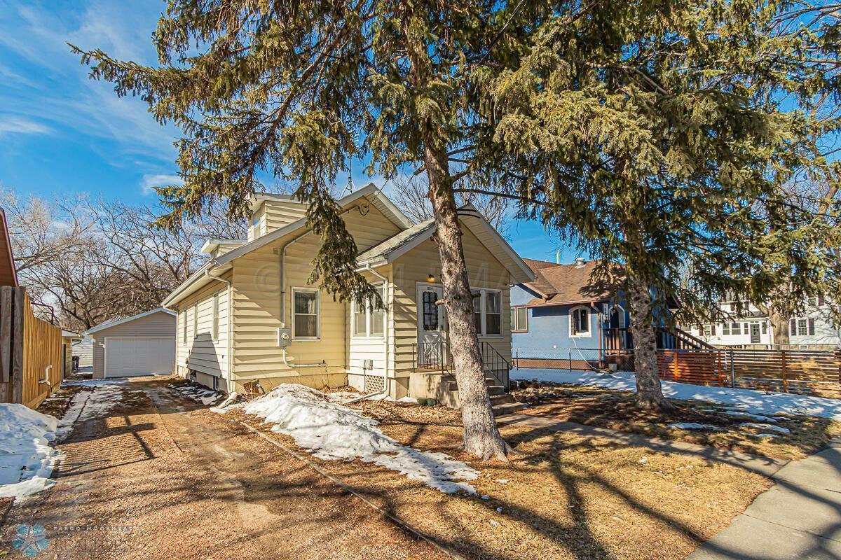 Property Photo:  1007 14 Street S  ND 58103 