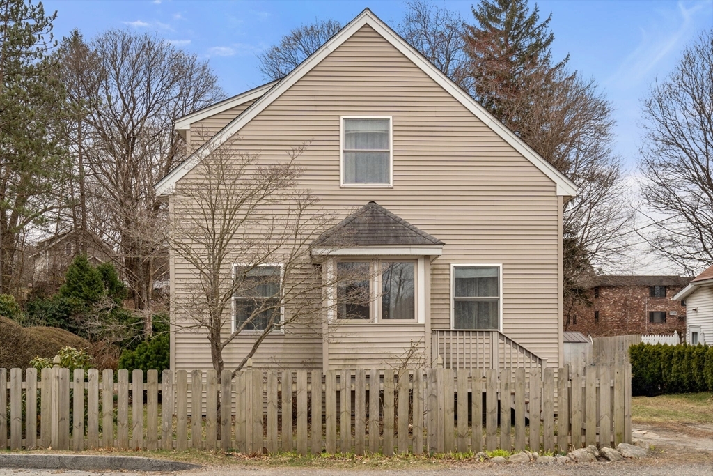 Property Photo:  10 Pineland Ave  MA 01604 