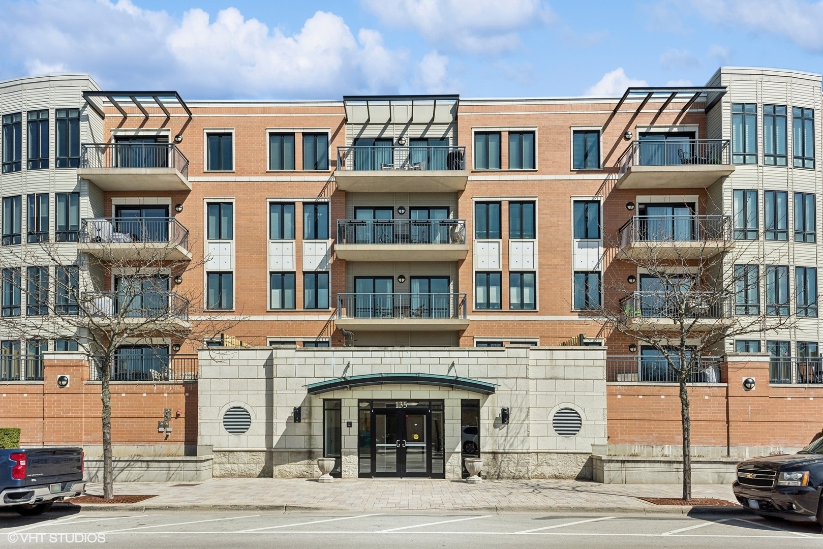 Property Photo: 135 S York Street 514 IL 60126