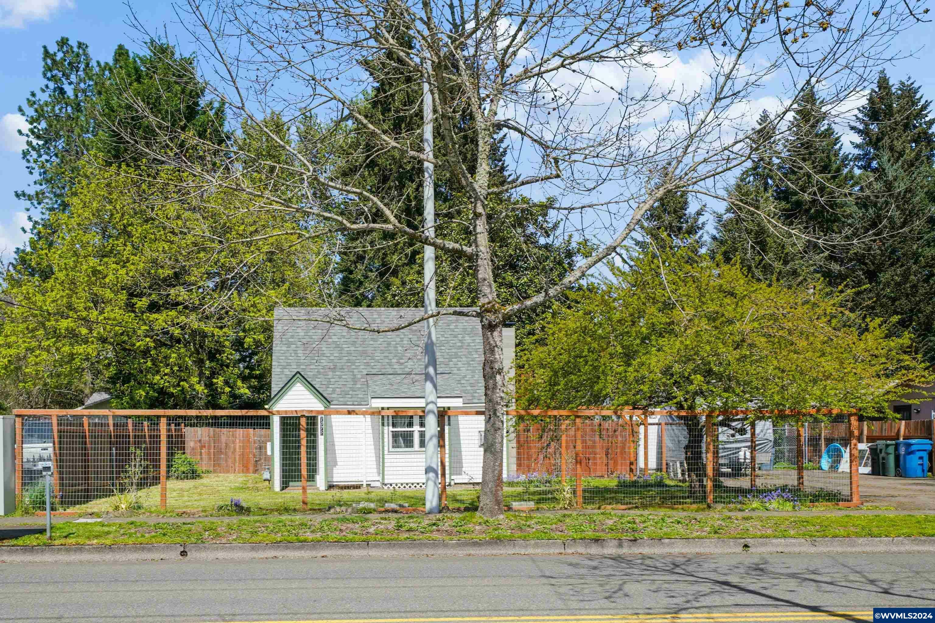 Property Photo:  1075  Vista Av SE  OR 97302 